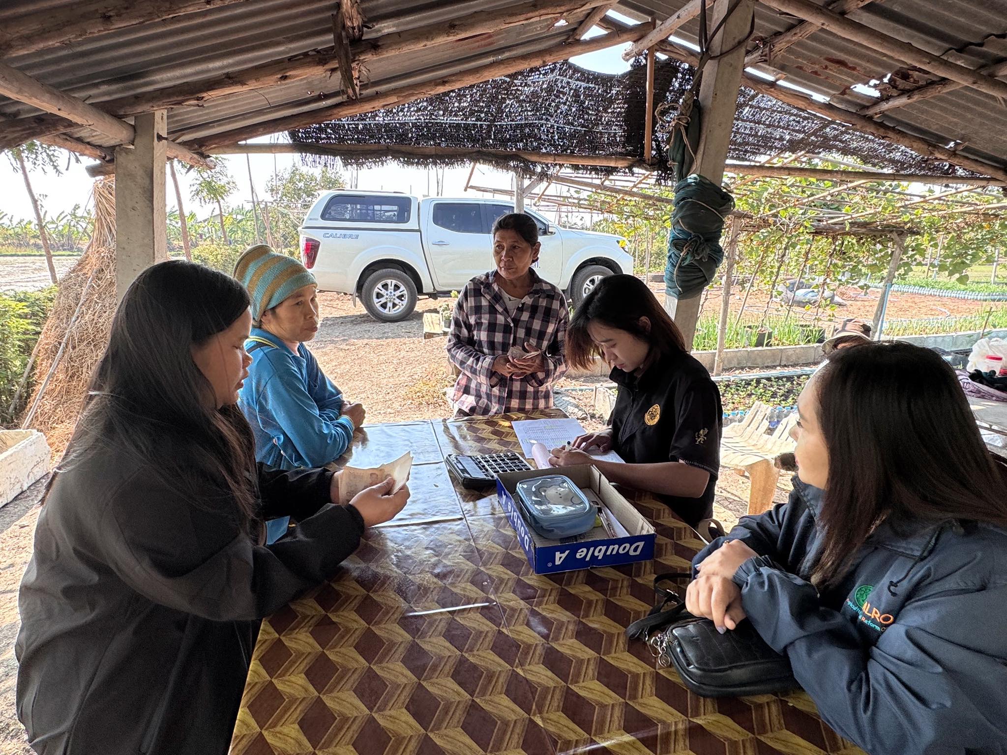 title - ส.ป.ก.อ่างทอง ลงพื้นที่ให้บริการรับชำระเงินกู้ยืมและประชาสัมพันธ์เงินกองทุนการปฏิรูปที่ดินเพื่อเกษตรกรรมแก่เกษตรกร